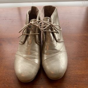 Toms gold lace up wedges booties size Y6
